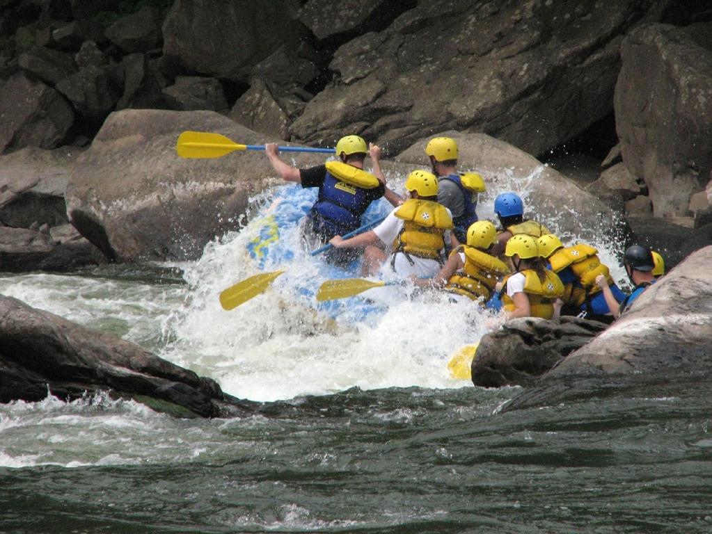 Erleben Sie beim Rafting die Ur-Gewalt des Wildwassers und bezwingen Sie zusammen beeindruckende Flusslandschaften 